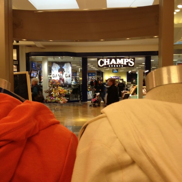 รูปภาพถ่ายที่ Capital Mall โดย Theo Z. เมื่อ 12/28/2012