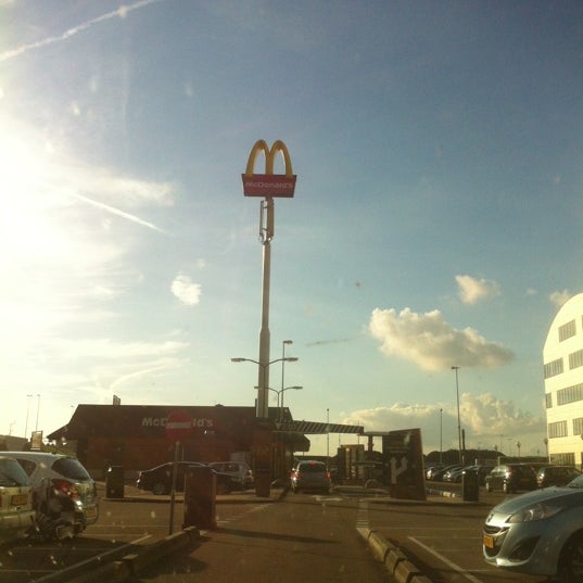 รูปภาพถ่ายที่ McDonald&#39;s โดย Miss Nine เมื่อ 10/6/2012