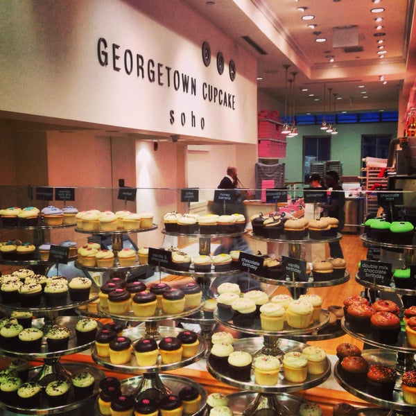 รูปภาพถ่ายที่ Georgetown Cupcake โดย Destene K. เมื่อ 5/10/2013