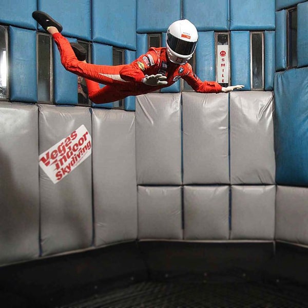 11/7/2014 tarihinde Geoff S.ziyaretçi tarafından Vegas Indoor Skydiving'de çekilen fotoğraf