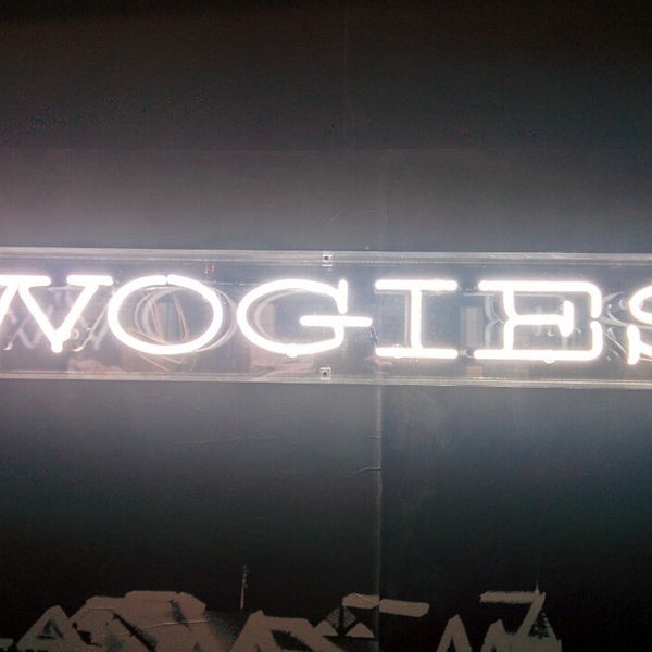 รูปภาพถ่ายที่ Wogies Bar &amp; Grill โดย Greg V. เมื่อ 7/17/2014