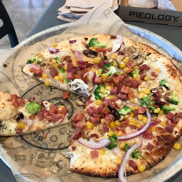 Foto tirada no(a) Pieology Pizzeria por Trixie W. em 10/28/2016