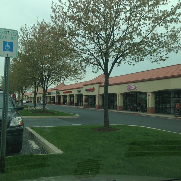 รูปภาพถ่ายที่ Tanger Outlets Hershey โดย Robert L. เมื่อ 4/28/2013