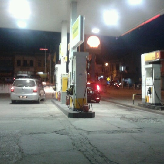 Photo taken at Shell Gemas by Aina A. on 10/26/2012