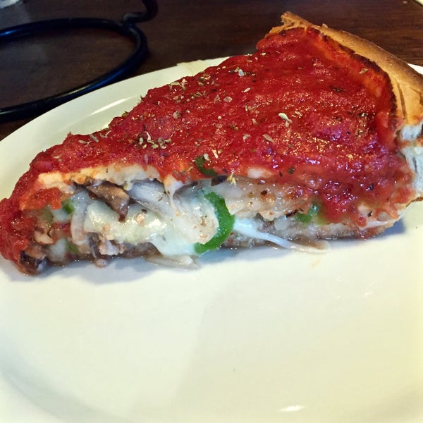 Das Foto wurde bei Patxi&#39;s Pizza von Adrienne L. am 11/2/2015 aufgenommen