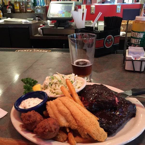 Foto diambil di Red Hot &amp; Blue  -  Barbecue, Burgers &amp; Blues oleh Charles M. pada 6/8/2015