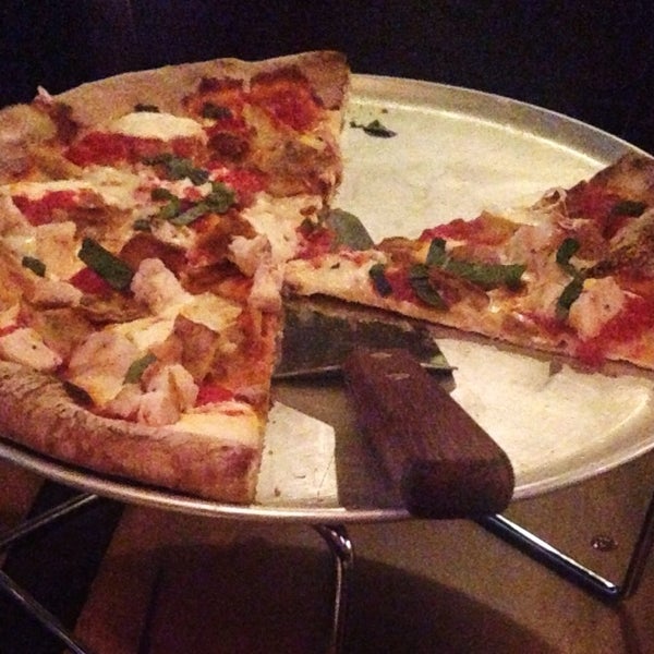 10/21/2013にKsu K.がCampania Coal Fired Pizzaで撮った写真