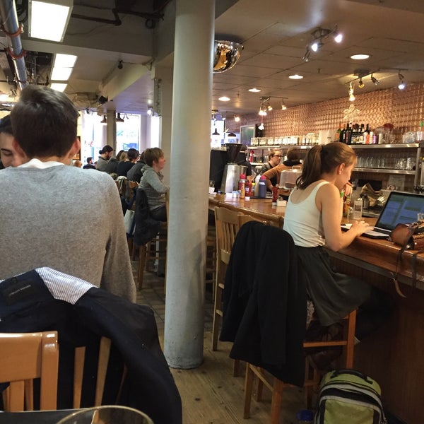 Foto tomada en Trident Booksellers &amp; Cafe  por Ozy el 11/29/2015