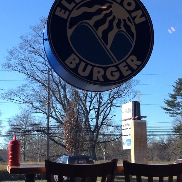 รูปภาพถ่ายที่ Elevation Burger โดย ayeen c. เมื่อ 12/28/2013