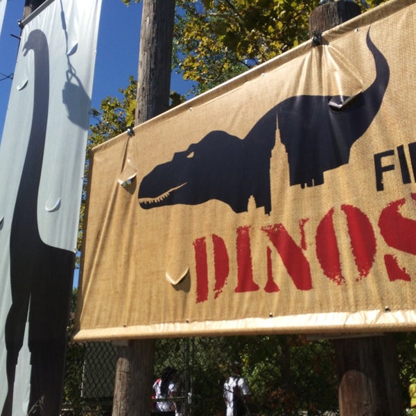 รูปภาพถ่ายที่ Field Station: Dinosaurs โดย Tom S. เมื่อ 8/28/2014