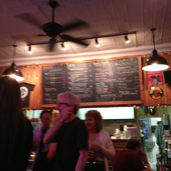 รูปภาพถ่ายที่ Ruthie&#39;s Bar-B-Q &amp; Pizza โดย Kevin C. เมื่อ 6/15/2013