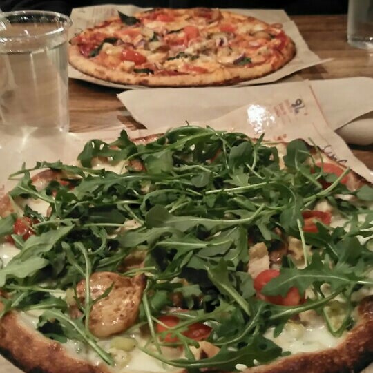 1/20/2016 tarihinde Megan M.ziyaretçi tarafından Blaze Pizza'de çekilen fotoğraf