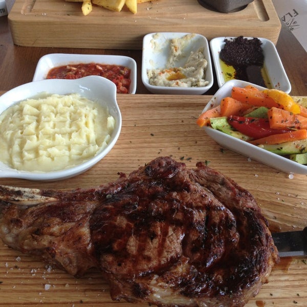รูปภาพถ่ายที่ Flame Burger &amp; Steak House โดย Cenk เมื่อ 6/5/2013