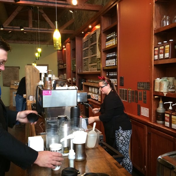 10/31/2014にMichelle @.がHeine Brothers&#39; Coffeeで撮った写真