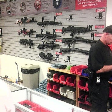 7/7/2013 tarihinde Wayne F.ziyaretçi tarafından The Gun Store'de çekilen fotoğraf
