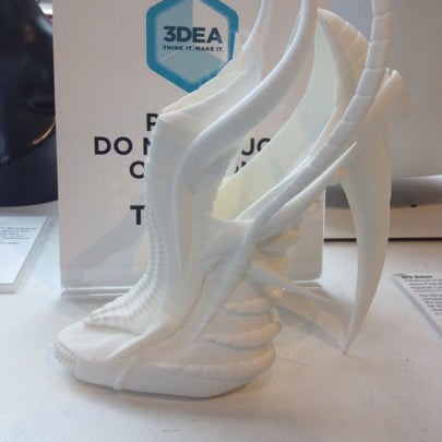 Снимок сделан в 3DEA: 3D Printing Pop Up Store пользователем Viviana E. 1/13/2013