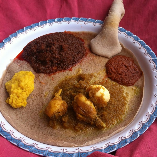 รูปภาพถ่ายที่ Meskerem Ethiopian Restaurant โดย Becky O. เมื่อ 8/16/2013