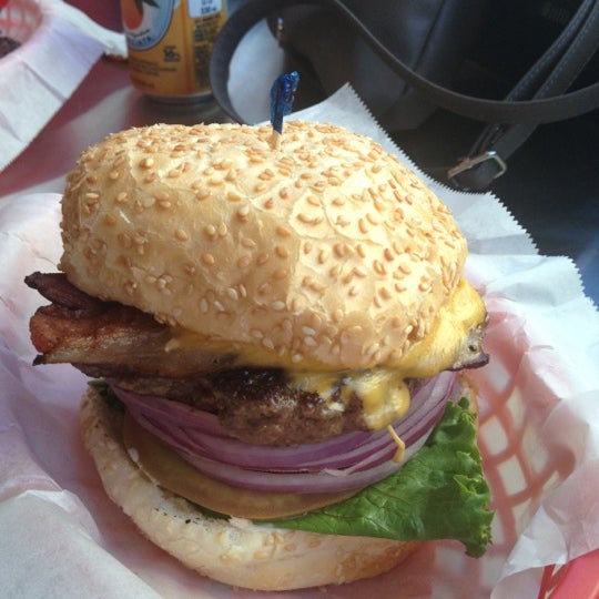 Снимок сделан в Pearl&#39;s Deluxe Burgers пользователем Jerry H. 9/16/2012