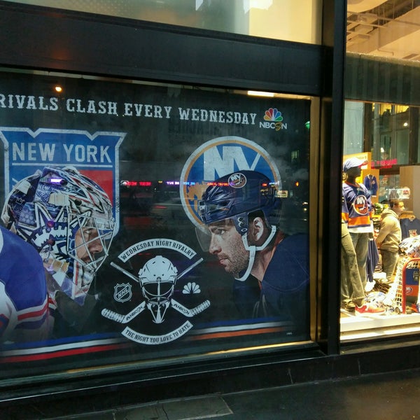 Das Foto wurde bei NHL Store NYC von Alvin W. am 10/30/2016 aufgenommen
