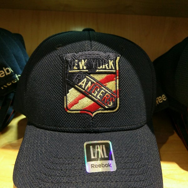 Foto tirada no(a) NHL Store NYC por Alvin W. em 8/6/2016