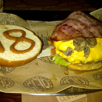 Foto scattata a 18th Century Burger da Hassan F. il 11/9/2012