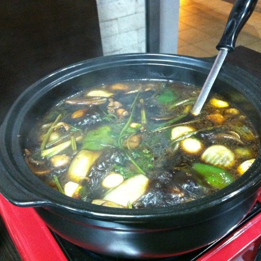 12/2/2012にRay G.がQi Wei Chicken Claypot 奇味鸡煲で撮った写真