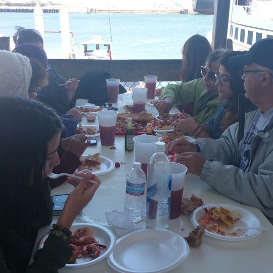 Foto scattata a Crusty Crab Fish Market and Restaurant da Erica G. il 4/26/2014