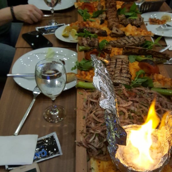 Das Foto wurde bei Çakıl Restaurant - Ataşehir von kml K. am 6/2/2018 aufgenommen