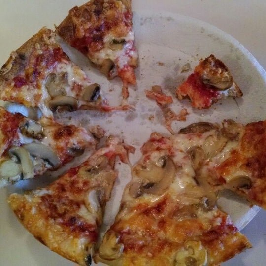 Снимок сделан в Pizza by Alex пользователем Diane P. 4/5/2014