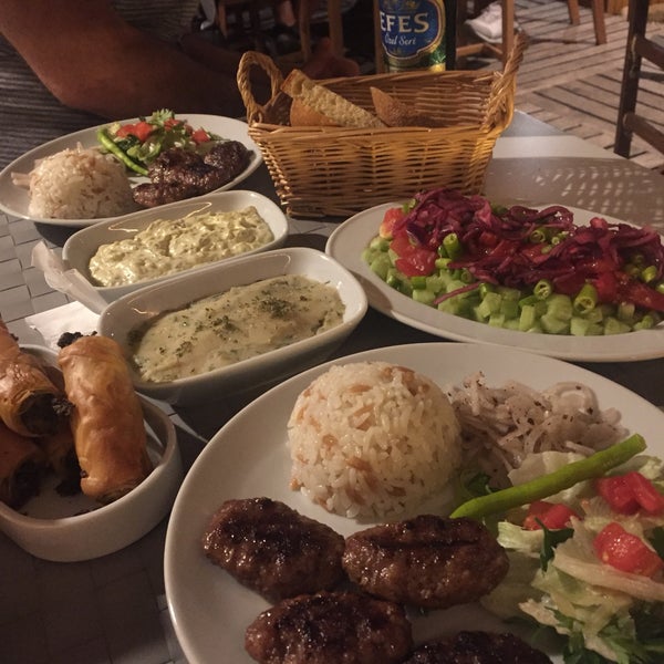 Das Foto wurde bei Assos Club Beyaz von Onur C. am 8/19/2018 aufgenommen