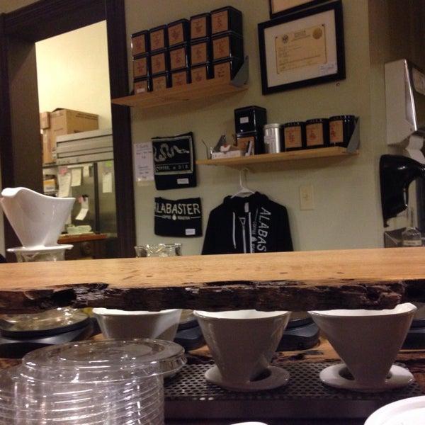 12/21/2013 tarihinde Ben H.ziyaretçi tarafından Alabaster Coffee Roaster &amp; Tea Co.'de çekilen fotoğraf