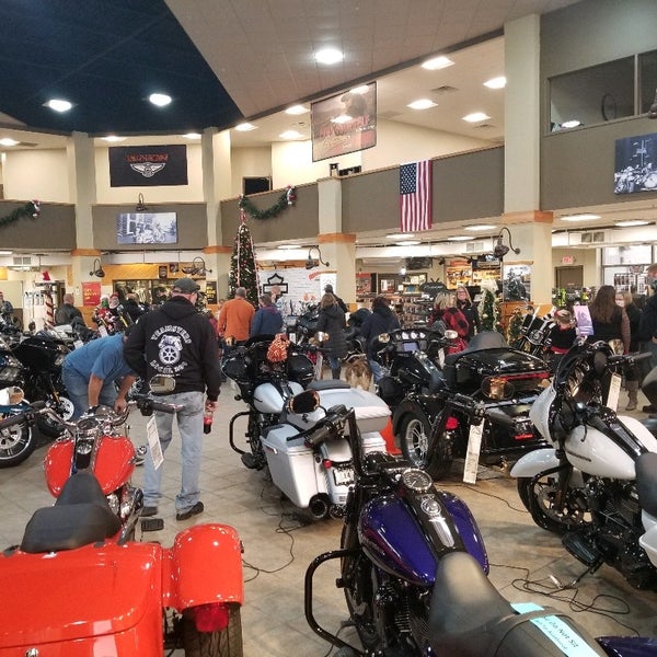 รูปภาพถ่ายที่ Wisconsin Harley-Davidson โดย Brian H. เมื่อ 12/5/2020