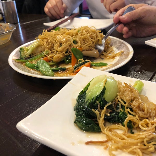 รูปภาพถ่ายที่ Go 4 Food โดย Tomotaka k. เมื่อ 6/14/2018