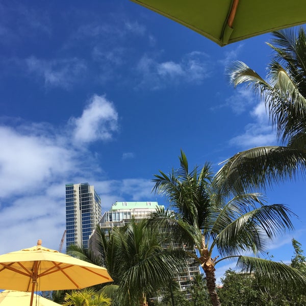 Foto tirada no(a) Ambassador Hotel Waikiki por Tomotaka k. em 5/4/2016