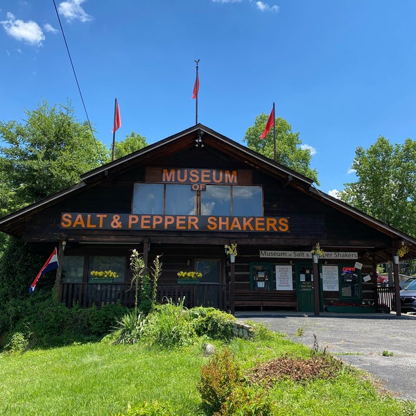 Photo taken at Salt &amp; Pepper Shaker Museum by Mark C. on 6/16/2021