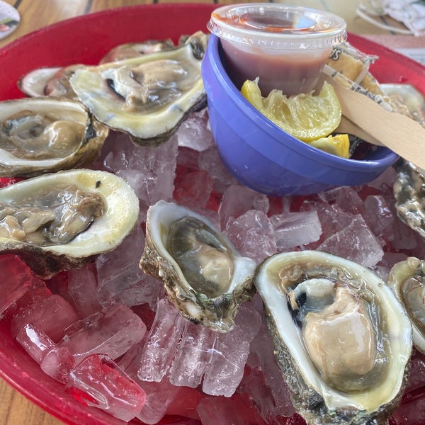 Снимок сделан в Siesta Key Oyster Bar пользователем Mark C. 8/15/2020