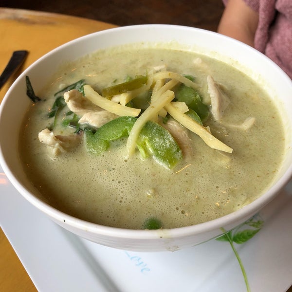 Снимок сделан в NaraDeva Thai Restaurant пользователем Mark C. 7/20/2019