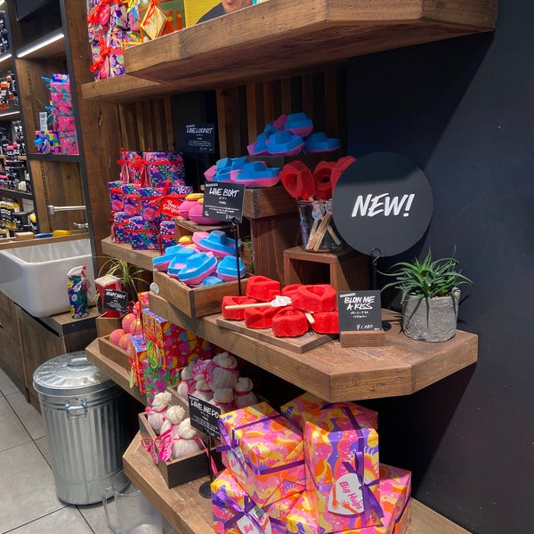 Photos At Lush 心斎橋2号店 心斎橋 0 Tips Photos At Lush 心斎橋2号店 心斎橋 0 Tips