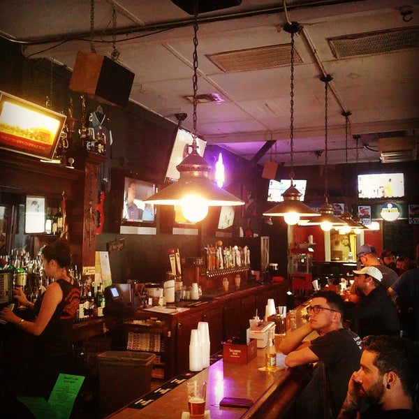 Foto tomada en Markey&#39;s Bar  por Ethan P. el 4/25/2015