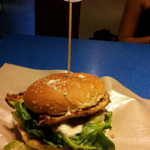 Foto scattata a Bomber&#39;s Burger da Jo Jo-N il 6/16/2013