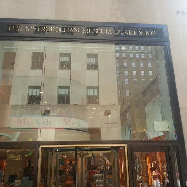 Foto scattata a The Metropolitan Museum of Art Store at Rockefeller Center da Gustavo D. il 8/30/2013