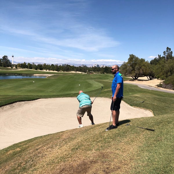 Foto scattata a Desert Pines Golf Club and Driving Range da Eric V. il 5/21/2019