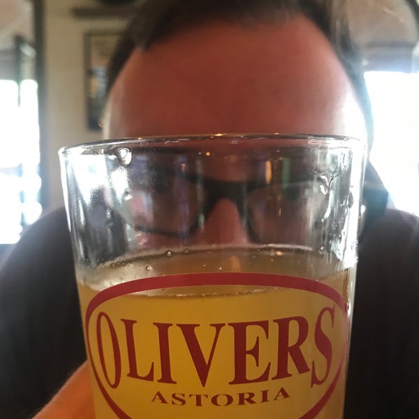 9/22/2018 tarihinde Sean L.ziyaretçi tarafından Oliver&#39;s Astoria'de çekilen fotoğraf