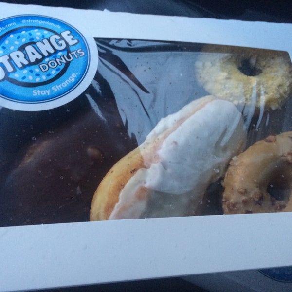รูปภาพถ่ายที่ Strange Donuts โดย Sheila B. เมื่อ 12/15/2014