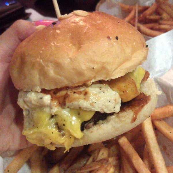 รูปภาพถ่ายที่ Burger Junkyard โดย Stella C. เมื่อ 6/30/2013