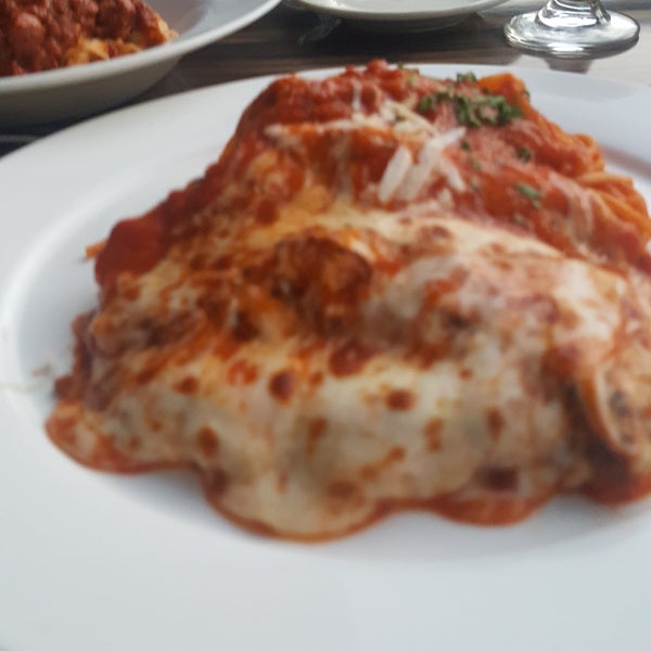 Foto diambil di Bellini Italian Restaurant &amp; Brick Oven Pizza oleh Landon E. pada 8/17/2017