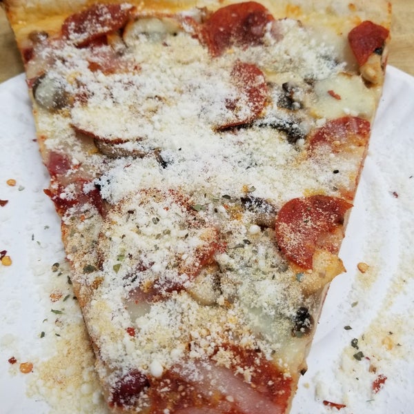 Снимок сделан в Famous Original Ray&#39;s Pizza пользователем Landon E. 1/25/2018