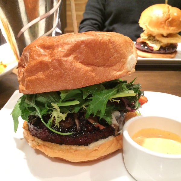 Foto tirada no(a) Ohana Burger por Christina em 11/26/2015