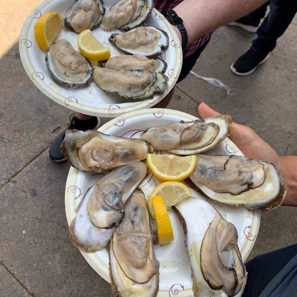 Foto tomada en Captain White&#39;s Seafood  por Christina el 8/25/2019