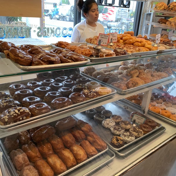 รูปภาพถ่ายที่ Primo&#39;s Donuts โดย Christina เมื่อ 6/15/2019